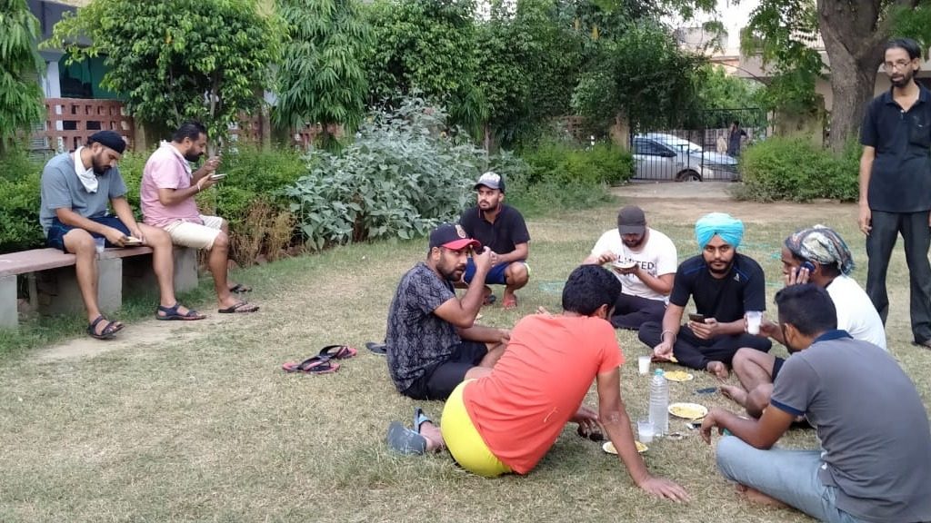 Tajinder and 10-12 of his friends have been donating food to the needy since a few years now