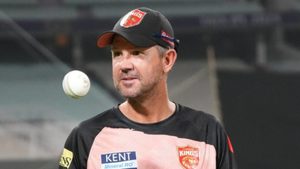 exciting-package-ricky-ponting-welcomes-mitchell-owen-to-punjab-kings.Click to read full article.